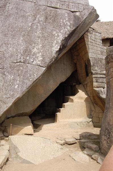 DSC_5368.JPG - Utilisation par les incas des pierres déjà en place pour la construction du temple.