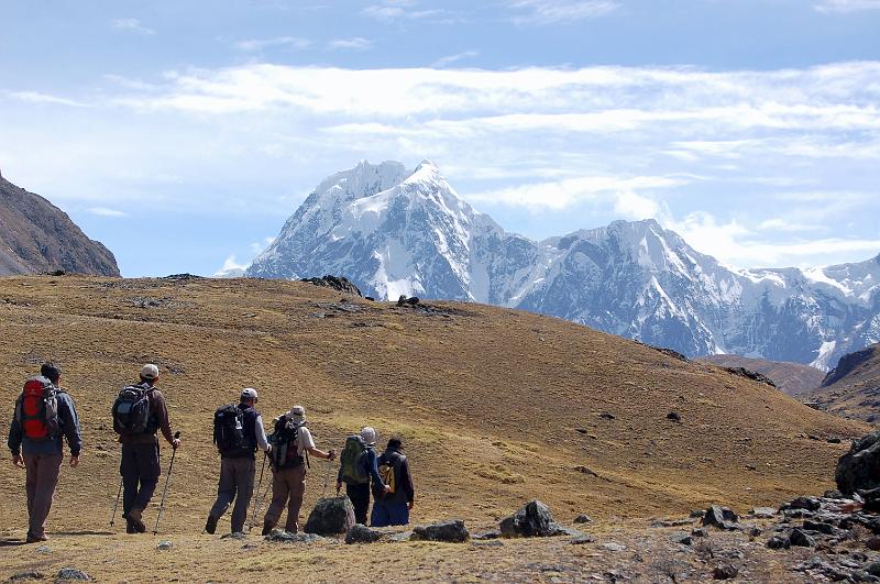 DSC_5970.JPG - L'équipe devant le Nevado Jatun Pampa, ou Nevado Punto très. Le sommet de gauche est le cerro Jarihuanaco, c'est un 6000m!