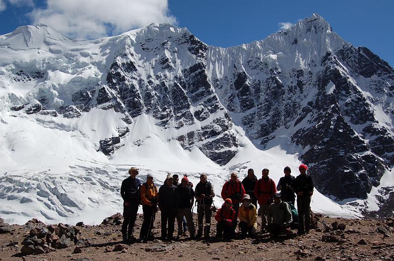 DSC_6149.JPG - La troupe au col de Ticclacocha, avec le Nevado Puca Punta.