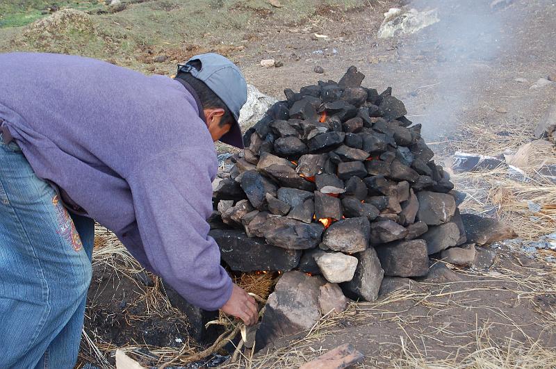 DSC_6209.JPG - Les muletiers préparent « la panchamanca », spécialité culinaire qui consiste à construire un four de pierre, à le chauffer fortement avec un feu d’herbes et de papier.