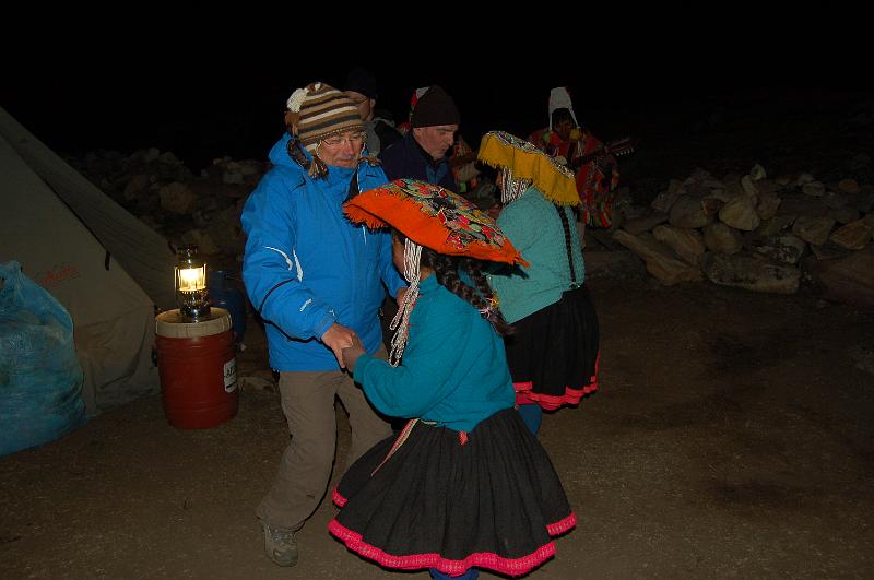 DSC_6258.JPG - Danse avec les Quechuas invités... Bravo Alain!