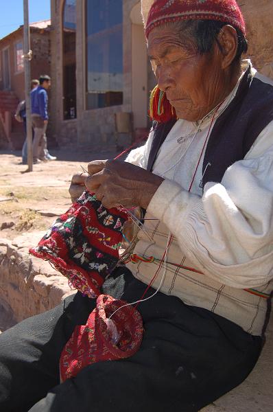 DSC_6479.JPG - Ce sont les hommes qui tricotent sur Taquilé, les femmes filent la laine.