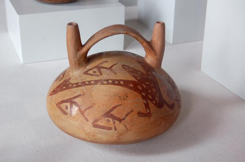 DSC_6955.JPG - Poterie du musée Larco à Lima. Ce musée détient une très grande collection de poteries et céramiques préhispanique. On y trouve de nombreux objets de l’époque Chavin, Moche, Nazca, Wari et Inca pour n’en citer que quelques unes.
